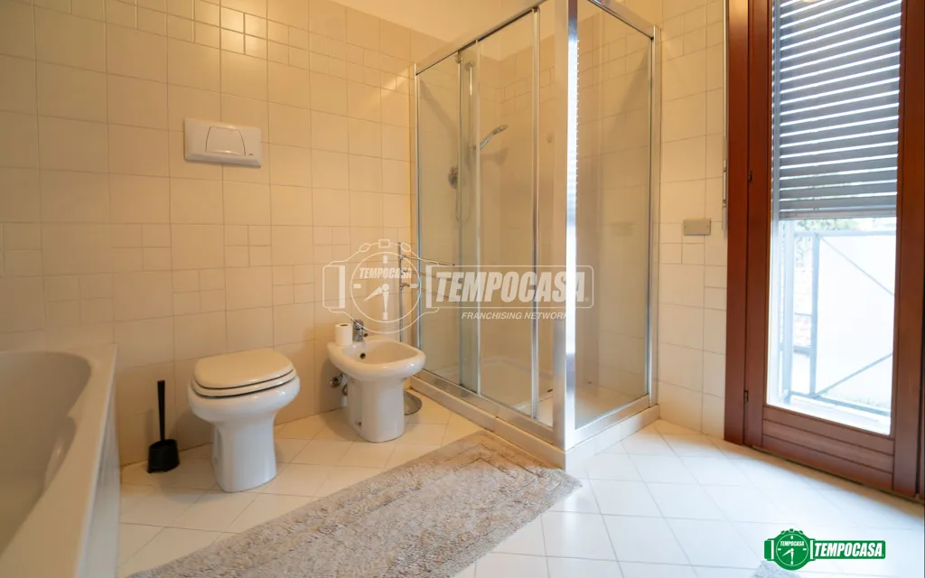 Salles de bain - Mansard Apartment with Balcony in Mariano Comense