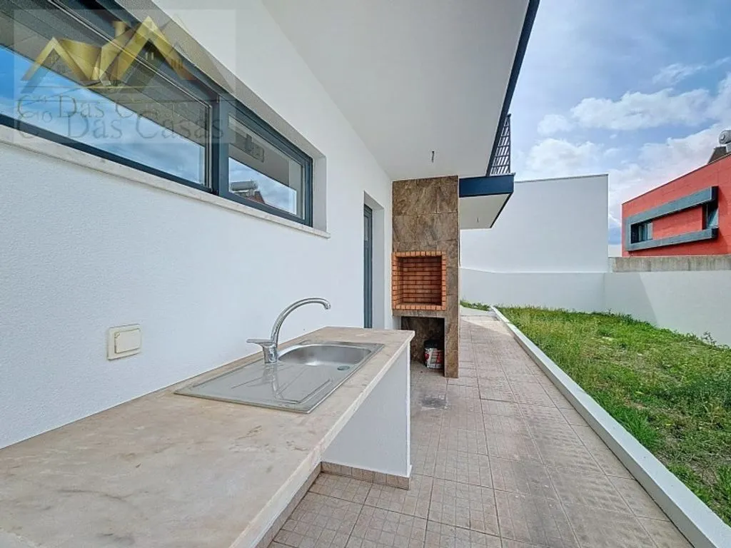 Terrace - Modern House in Final Renovation in Almada