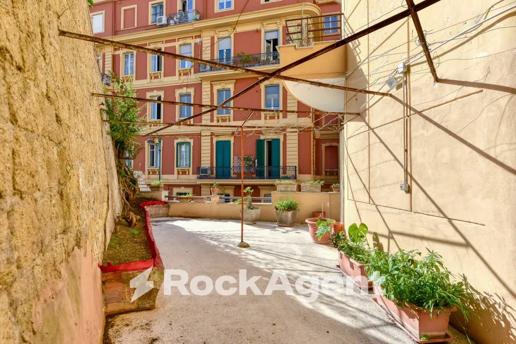 Aed - Apartment with Terrace in Central Chiaia