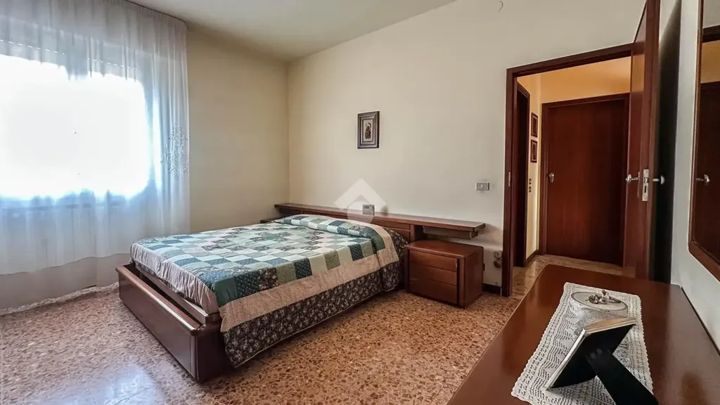 Chambres - Three-Bedroom Apartment with Balcony in Carpi