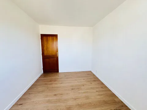Toad - Spacious 4-Bedroom Apartment with Balcony in Dijon