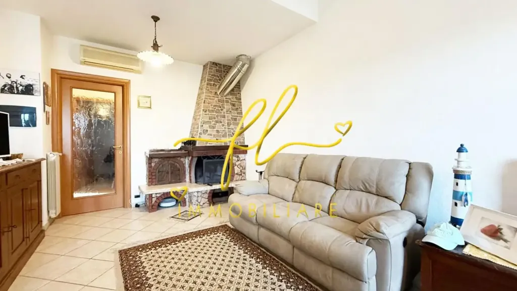 Soggiorno - Quadrilocale with Garden in Cecina