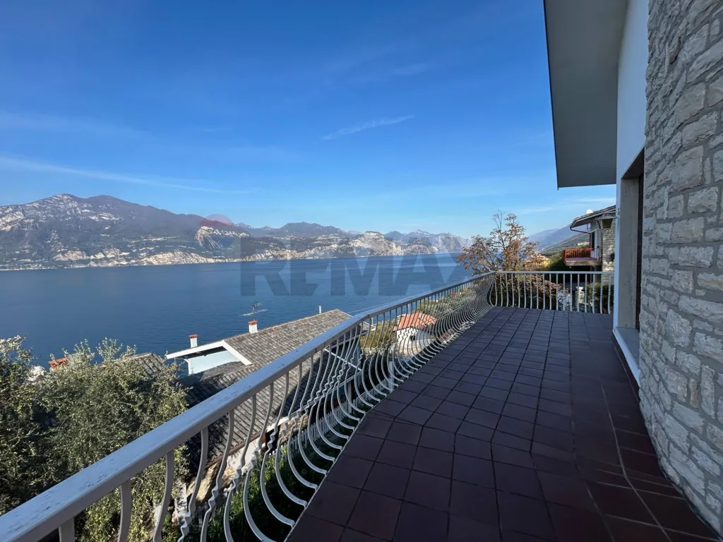 Terrazza - Villa with Panoramic Lake View in Brenzone