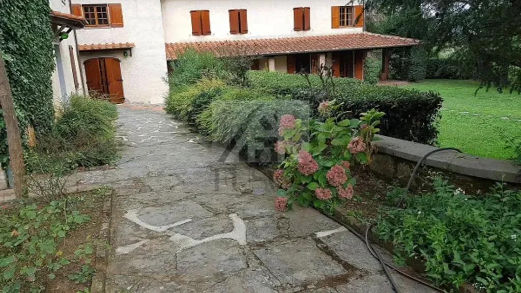 Aed - Rustic Villa with Garden in Lucca