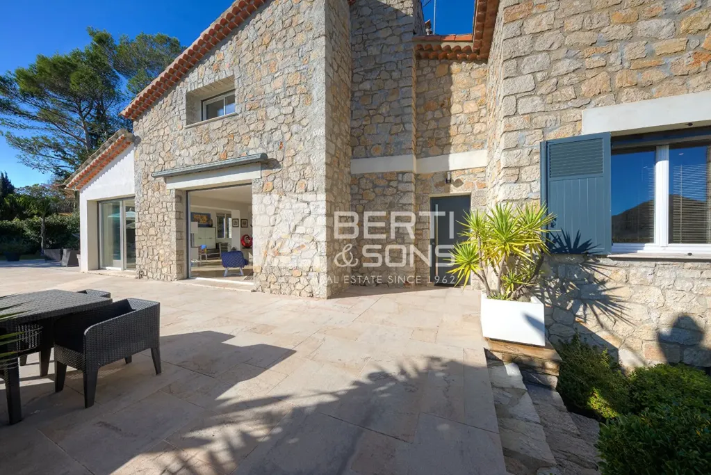 Terrasse - Villa en Pierre Rénovée avec Piscine à Mandelieu