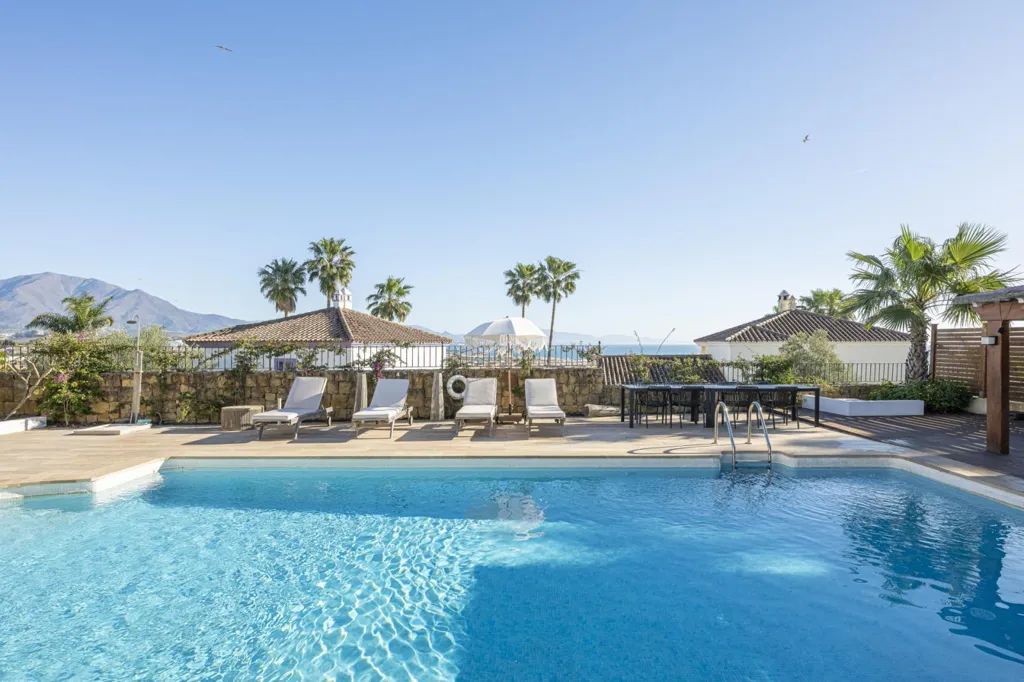 Piscine - Refurbished Villa with Sea Views in La Duquesa