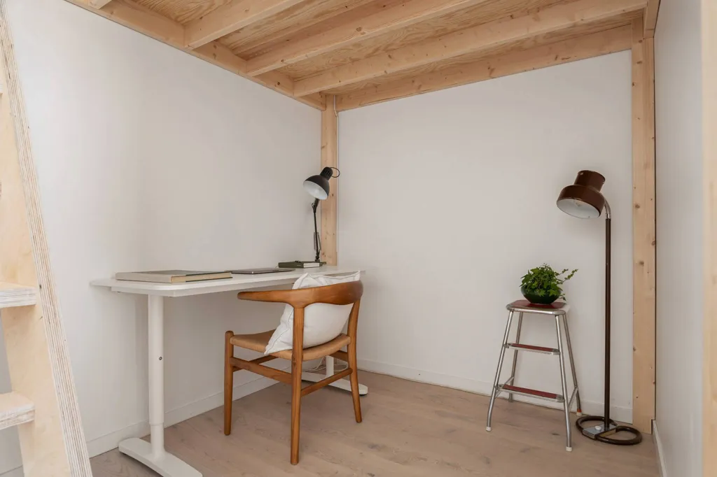 Bureau - Studio Apartment with High Ceilings in Roslags Näsby