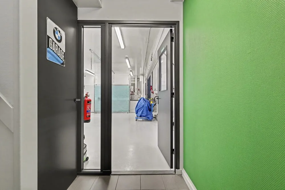 Esik - Commercial Unit with Secure Outdoor Space in Strijen