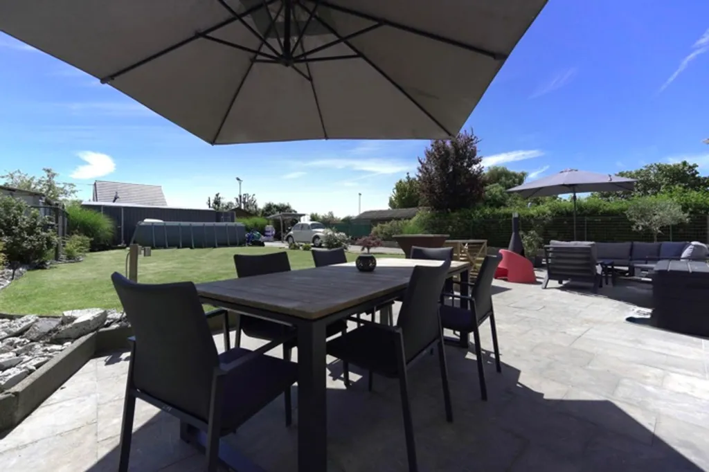 Terrasse - Maison 3 Façades avec Jardin et Garage à Ternat