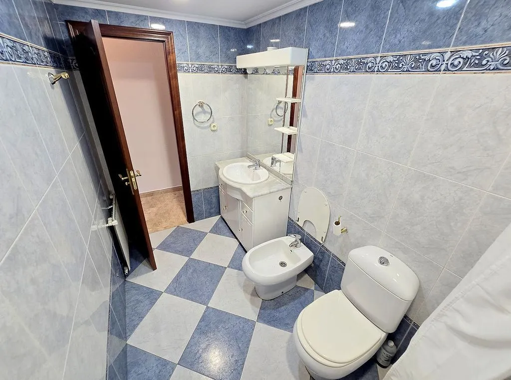Vannitoad - 3-Bedroom Flat with Garage in El Llano, Gijón