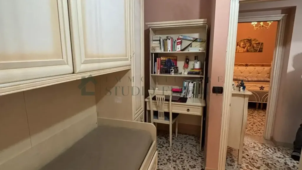 Bureau - Two-Bedroom Apartment with Balcony in Bari