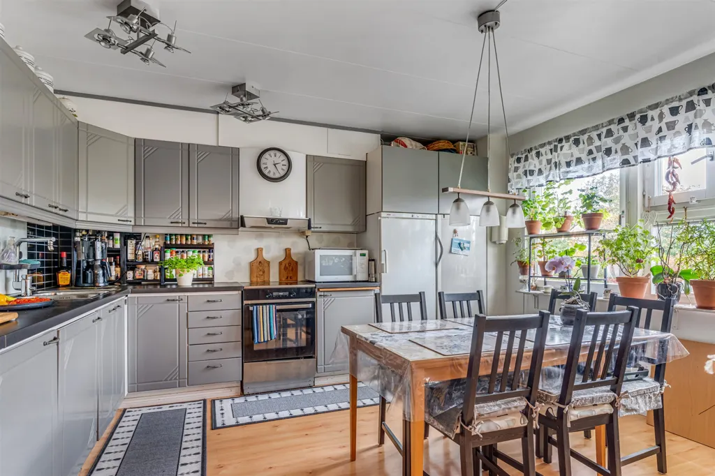 Cuisine - Bright Three-Bedroom Flat with Balconies in Ekeby
