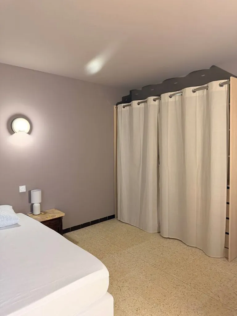 Chambres - Appartement Meublé Rénové avec Cour à Beaucaire