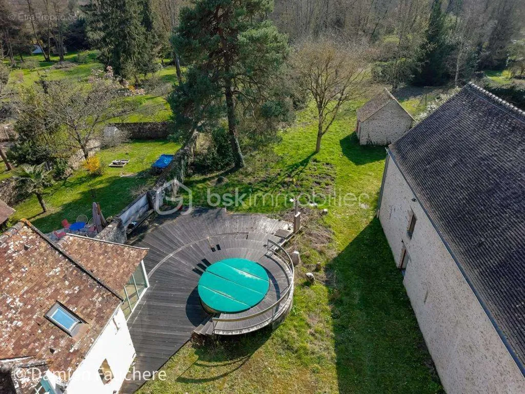 Vue aérienne - Demeure de Caractère en Deux Habitations à Sainte-Mesme
