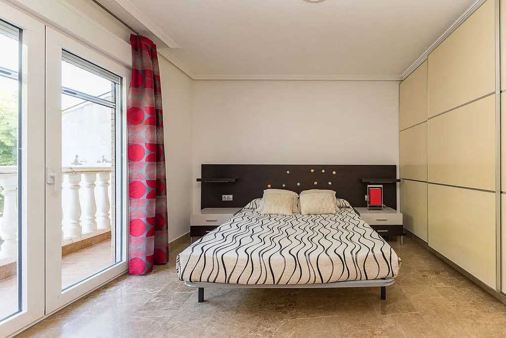 Chambres - Terraced Semi-Detached House in Picanya