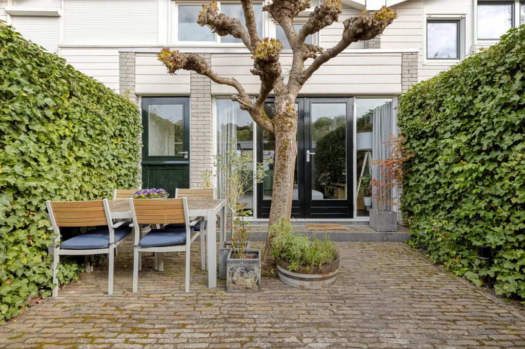 Terrass - Renovated Townhouse with Garden in Residential Area