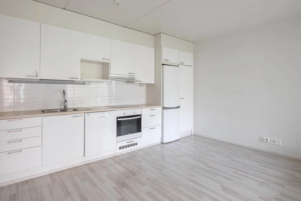 Köök - Spacious Apartment with Balcony in Suurpelto, Espoo