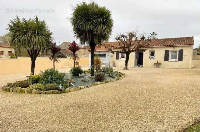 Pavillon avec Véranda et Terrain Arboré près d'Aigre