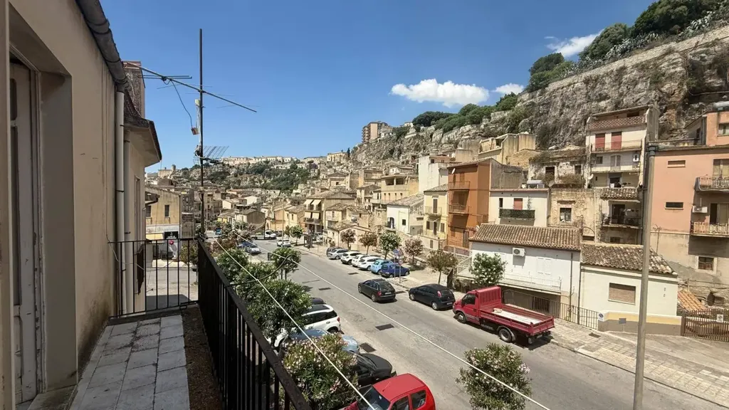 Independent House with Balconies in Modica