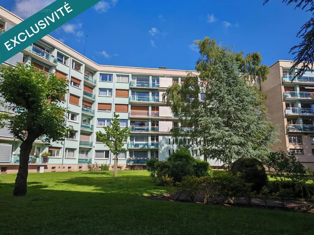 Garden - Spacious Apartment with Parking in Valenciennes