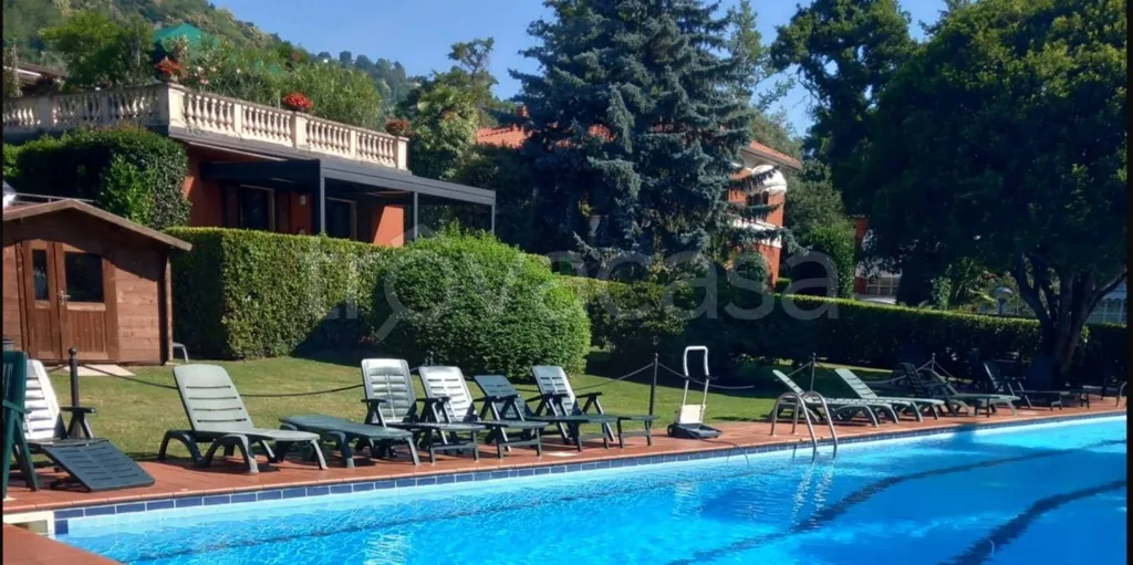 Piscine - Lakefront Apartment with Balcony in Meina