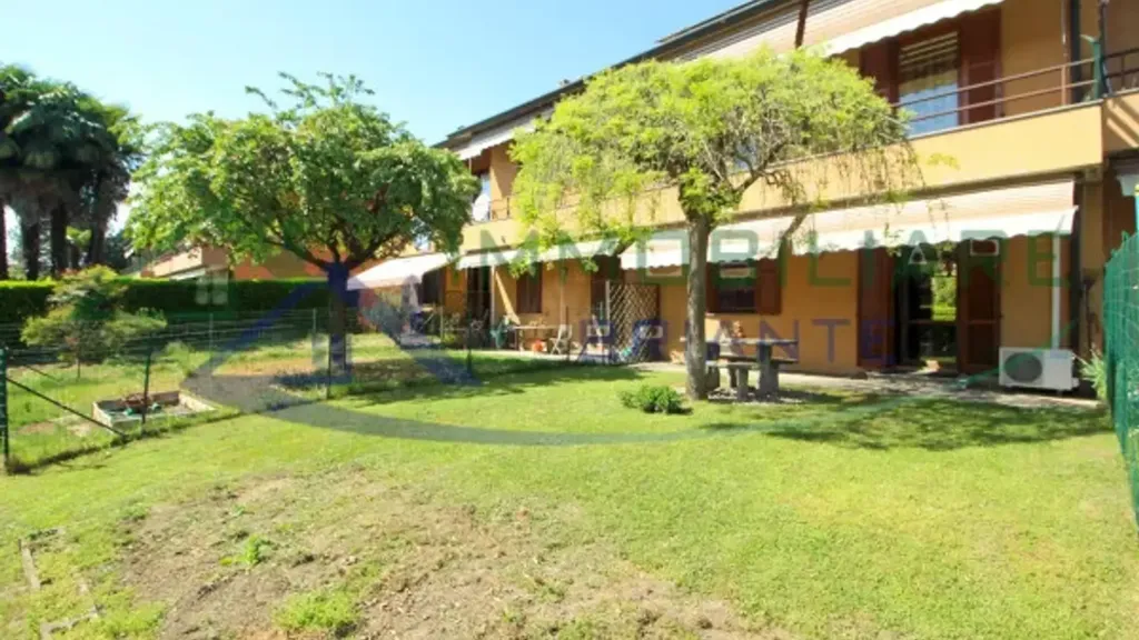 Aed - Terraced Villa with Private Garden in Angera