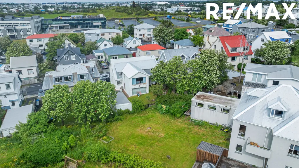 Vista aerea - Duplex with Studio Potential in Holtsgata
