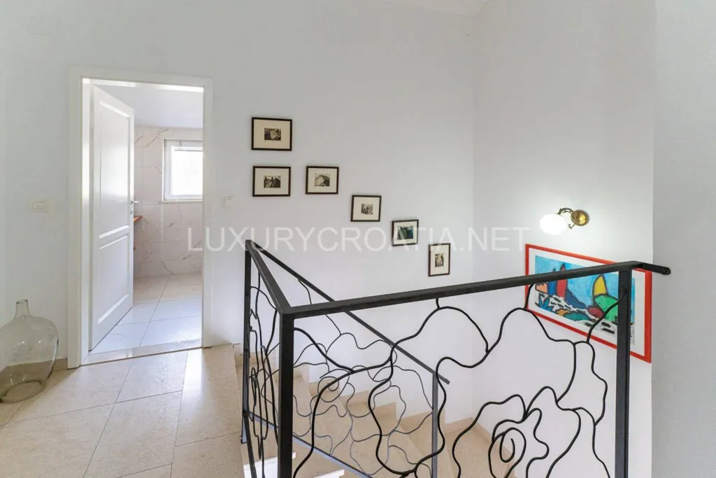 Esik - Beachfront Villa with Jacuzzi in Korčula
