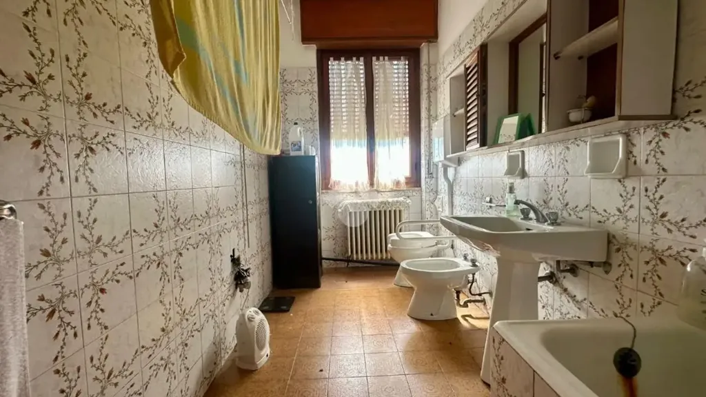 Bathrooms - Ground Floor Apartment with Veranda in Ghisalba