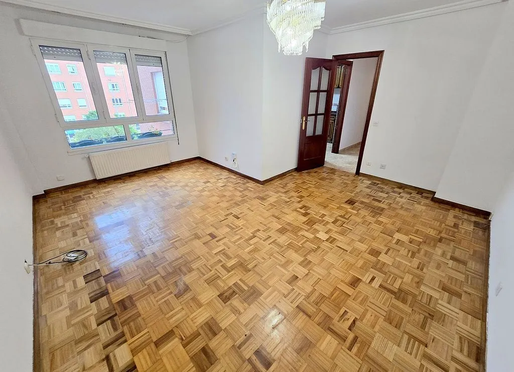 Toad - 3-Bedroom Flat with Garage in El Llano, Gijón
