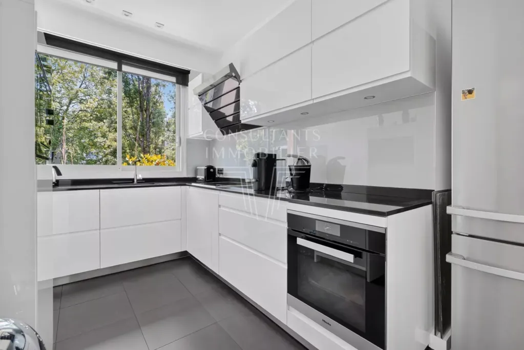Cucina - Spacious Apartment with Balcony in Neuilly