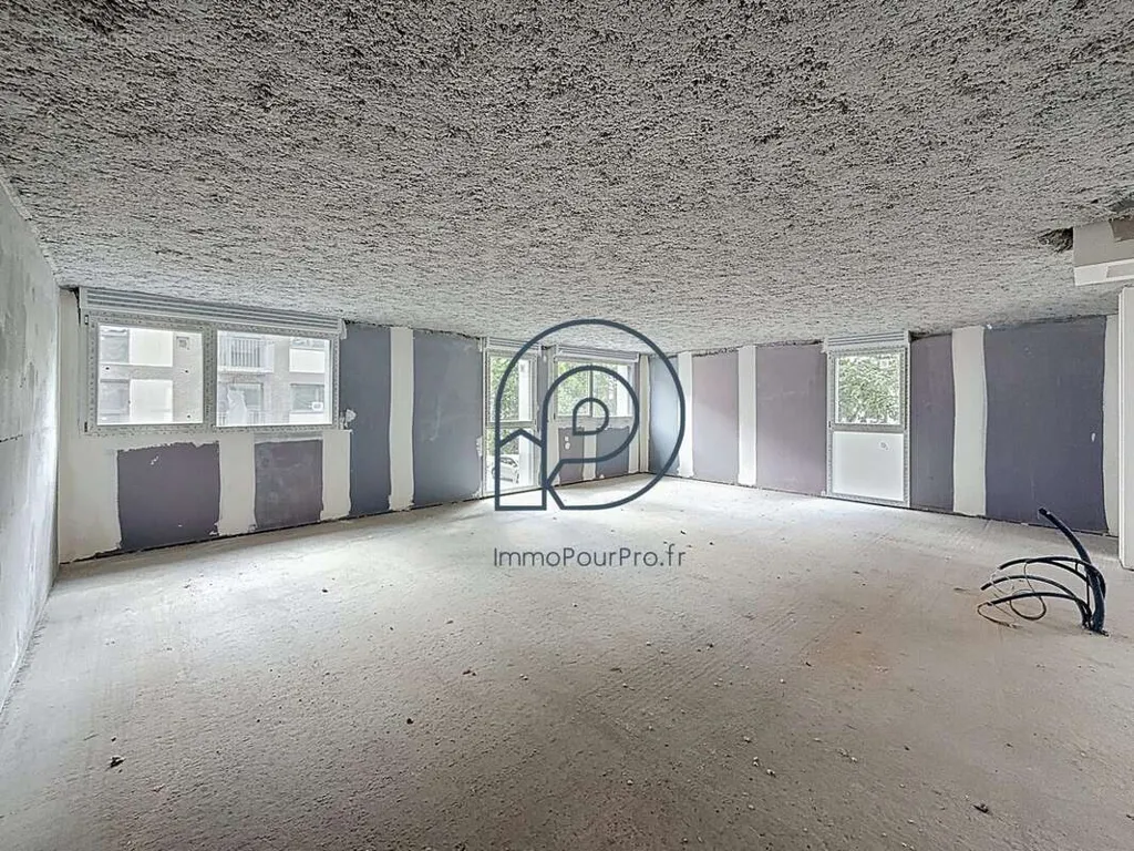 Toad - New Office with Loggia in Croix