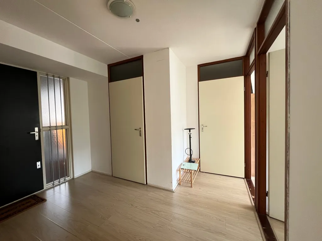 Esik - 3-Bedroom Apartment with Balcony in Rotterdam Centre