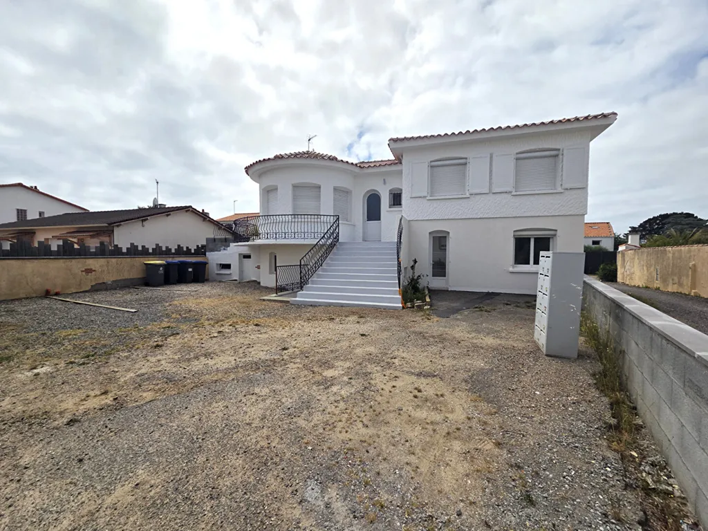 Extérieur - Plateau et Atelier à Aménager près du Bourg