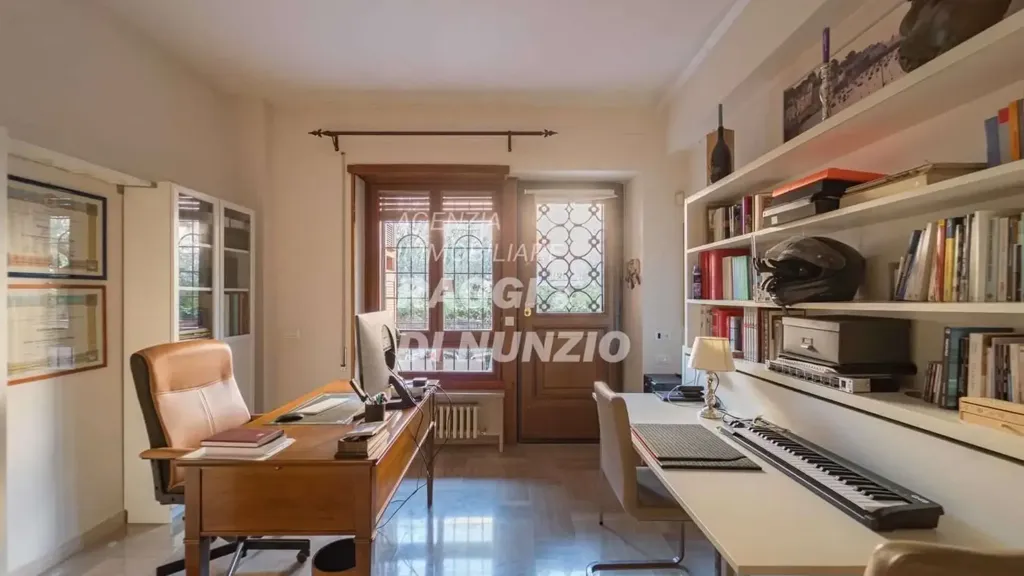 Bureau - Independent Villa Apartment with Garden in Grottaferrata