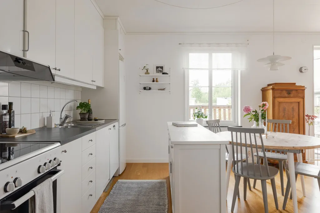 Cuisine - Two-Bedroom Flat with Balcony in Östra Lugnet