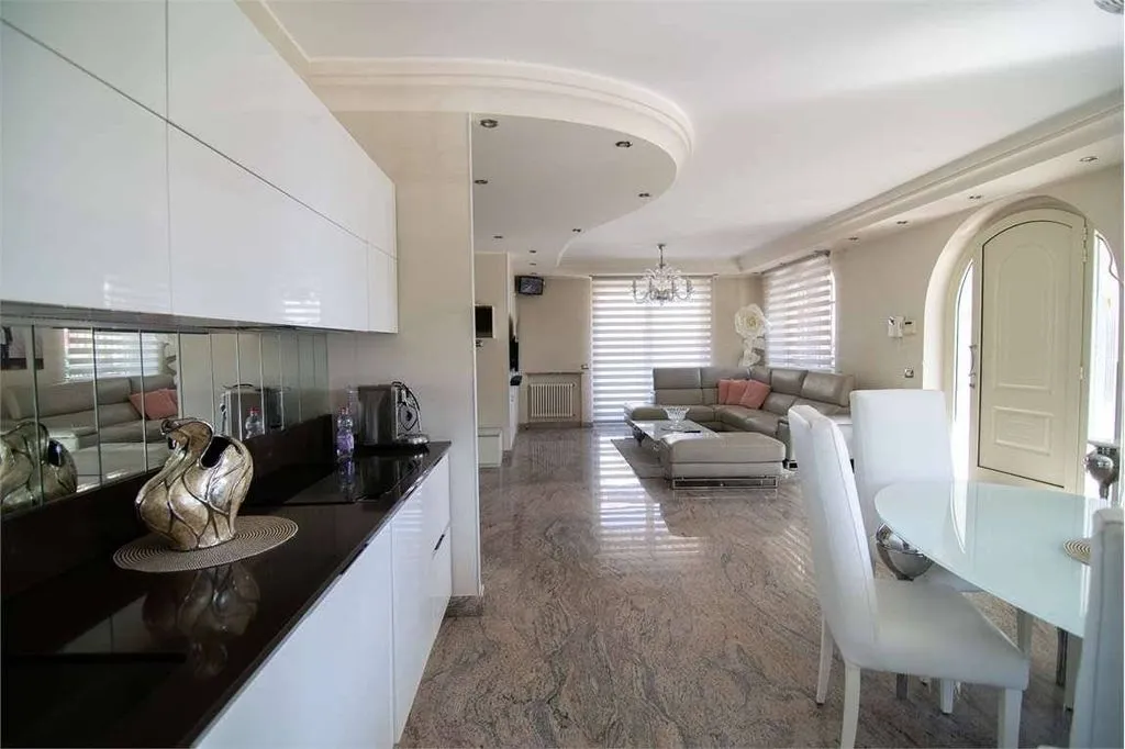 Dining Room - Luxury Villa with Private Garden in Boltiere