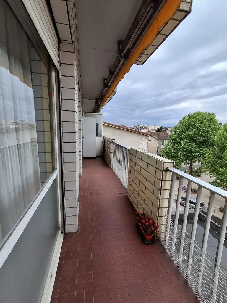 Rõdu - Meubled 4-Piece Apartment with Balcony in Le Péage-de-Roussillon