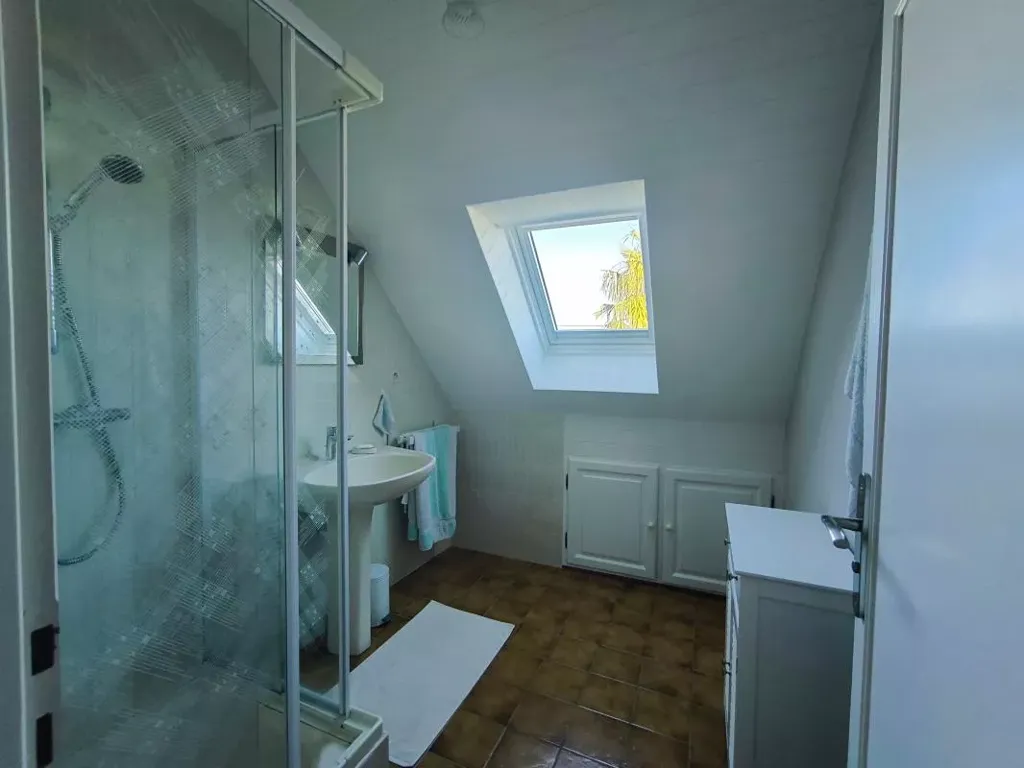 Salles de bain - Maison avec Terrasse et Garage à Lons