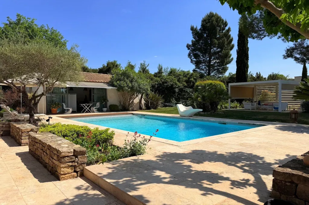 Piscina - Architectural Villa with Pool in Uzès