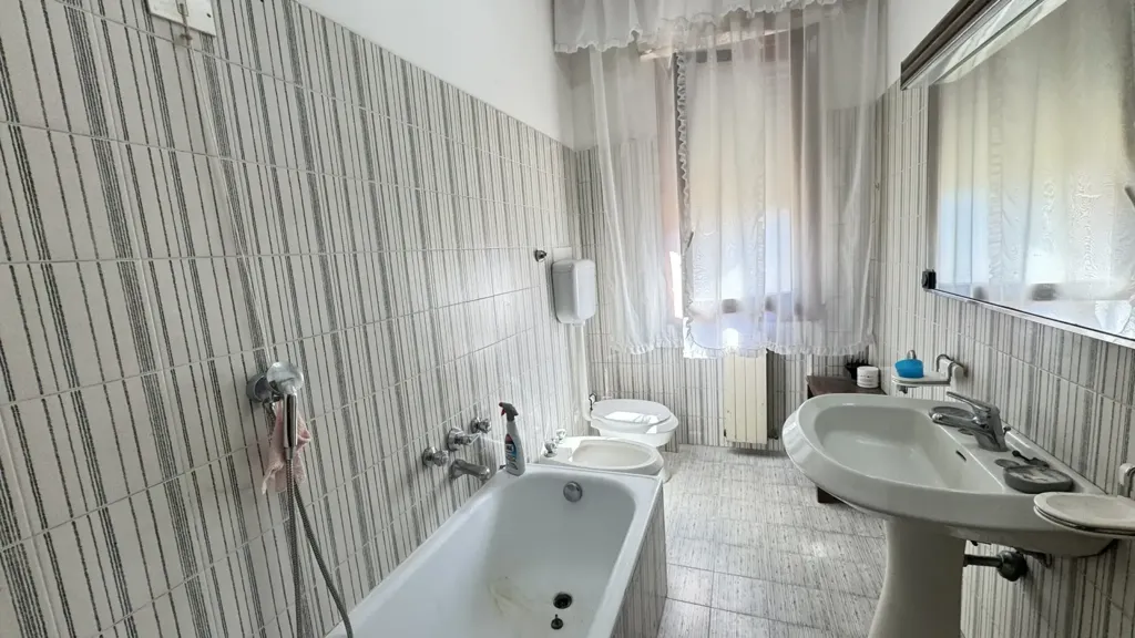 Bagni - Five-Bedroom Apartment with Garage in Prato