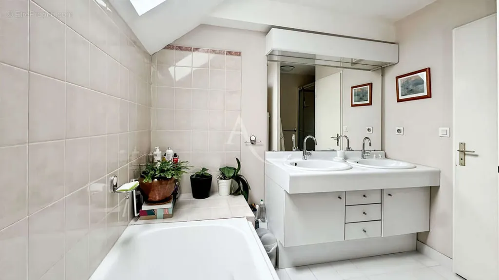 Salles de bain - Maison de 7 Pièces avec Jardin à Courdimanche