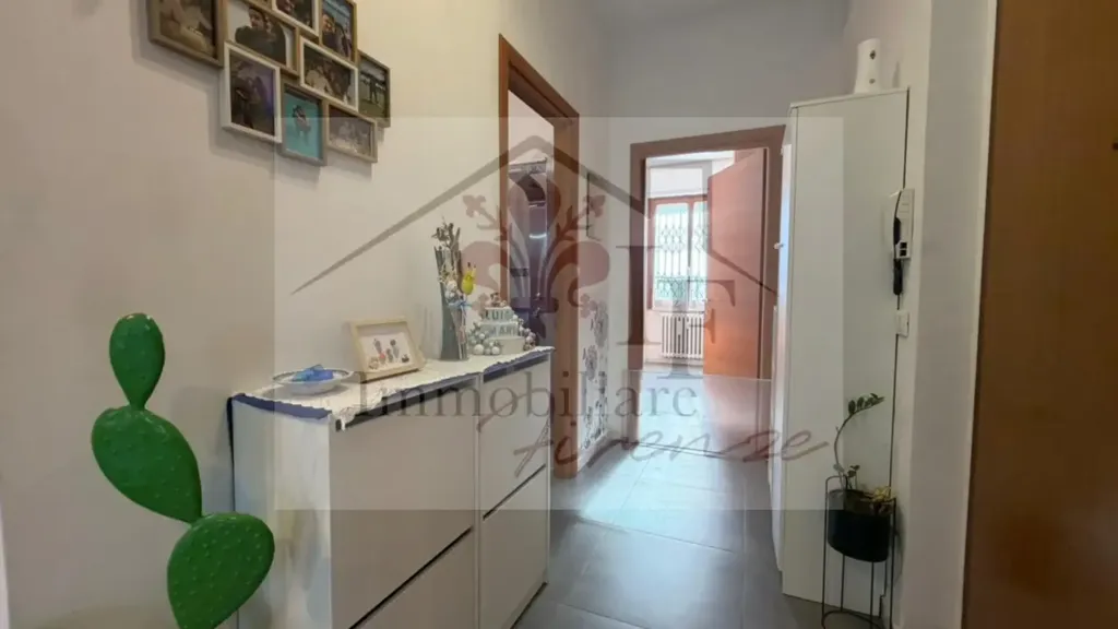 Entrée - Trilocale with Balcony in Florence