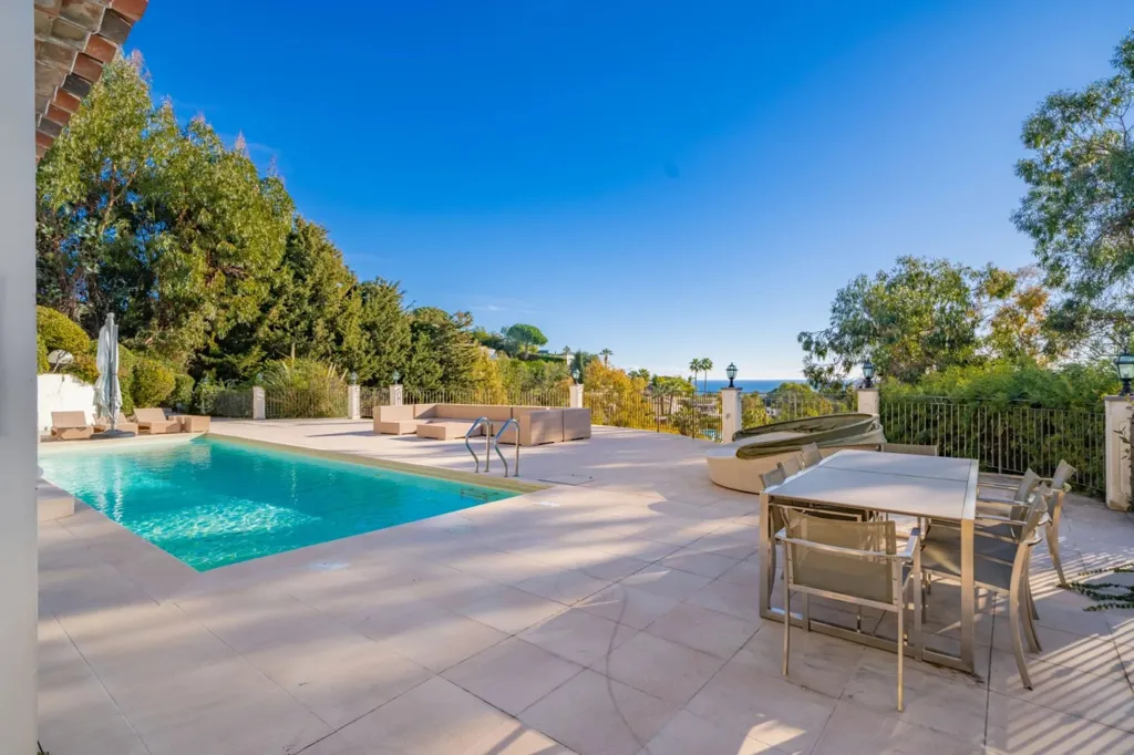 Piscine - Villa avec Vue Panoramique sur la Mer à Super Cannes