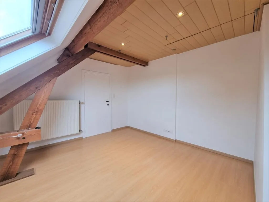 Pièces - Duplex Spacieux avec Deux Chambres en Centre-Ville