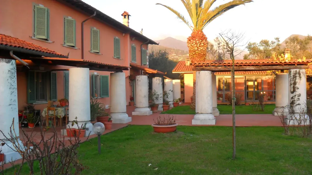 Aed - Villa with Pool in Seravezza