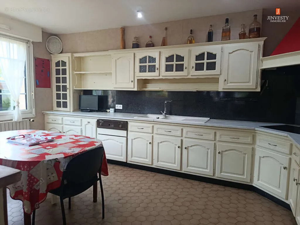 Kitchen - House with Jacuzzi in Caudan