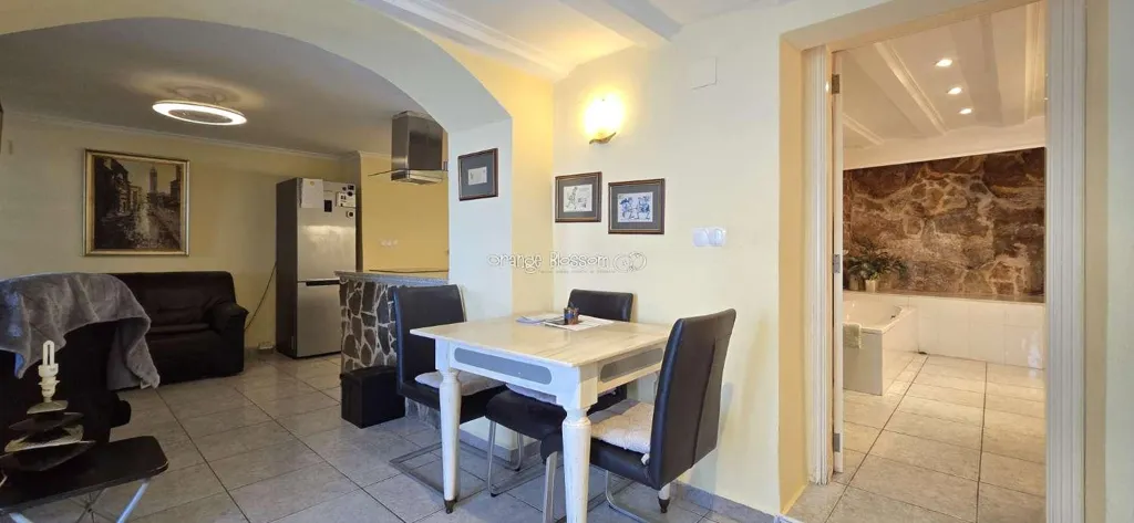 Sala da pranzo - Charming Townhouse with Sun Lounge in Ador