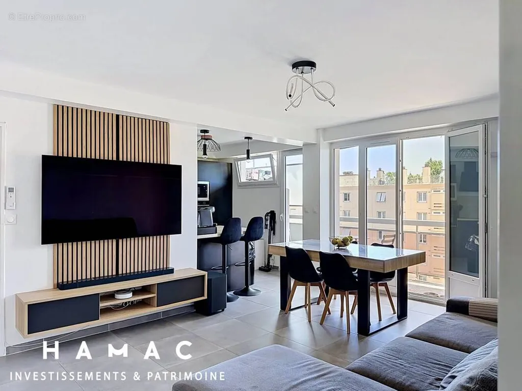 Séjour - Appartement Rénové T4 avec Balcon à Lyon