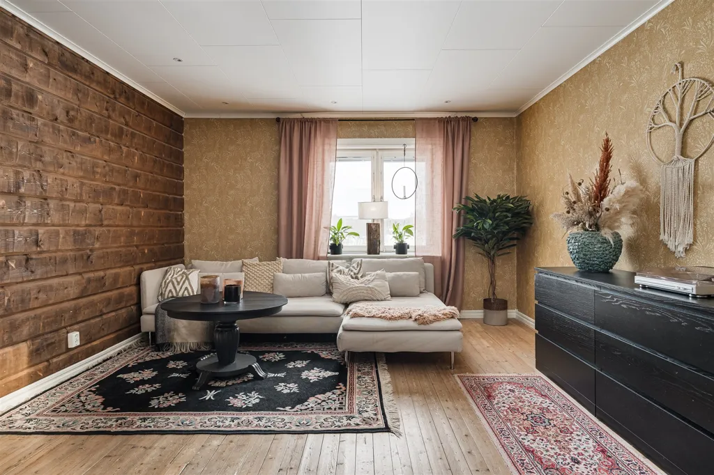 Living Room - Charming Older House with Garden in Ramvik